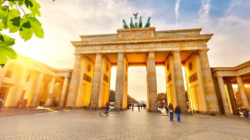 Berlin_Brandenburger_Tor_im_Sonnenuntergang_Leitmotiv_German_Summer_Cities